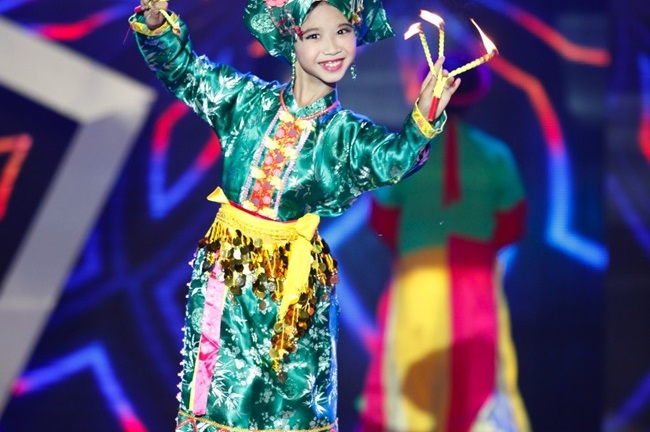 Bé 8 tuổi hát múa hầu đồng khiến giám khảo Got Talent sởn gai ốc